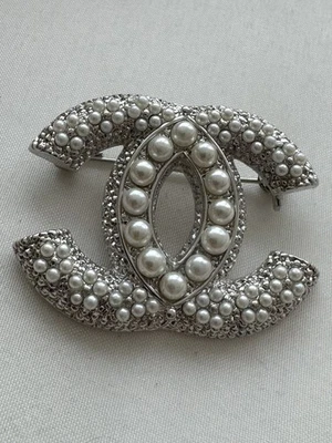 Chanel Métiers DArt 2013-2014 CC Logo Pearl & Rhinestone Gold Brooch - Image 1 of 4
