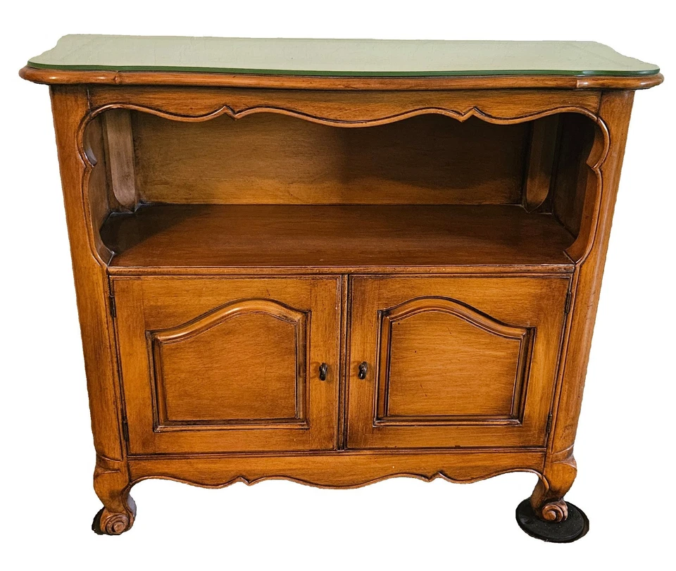 Mesa auxiliar de arce French Country años 50 con tapa de cuero Foto 1 de 4