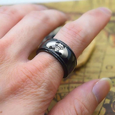 Anello emblema Batman Superman Nero 8 mm acciaio inossidabile titanio... - Photo 1/4