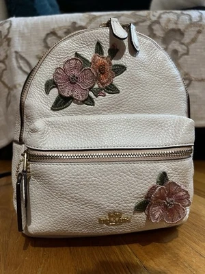 Mochila Coach Mini couro pebbled Pansies F58292 branca - Imagem 1 de 4