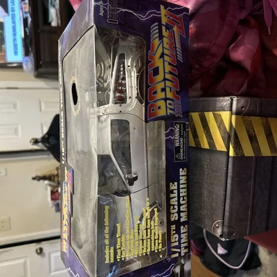 Regreso al Futuro Parte II 1/15 DeLorean Máquina del Tiempo Diamante Selecto LOTE # 688 Foto 1 de 4