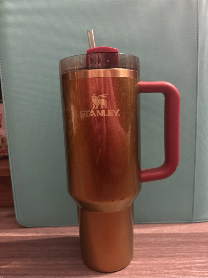 Vaso apagador Stanley x Lainey Wilson Country Gold H2.0 40 OZ - Usado Foto 1 de 4
