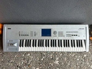 ꙮ KORG TRITON 61-Key Music Workstation Keyboard Synthesize - READ DESCRIPTION - - Picture 1 of 15