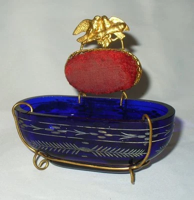 ANCIEN BAGUIER / PIQUE EPINGLE A CHAPEAUX CRISTAL COLOMBES EN METAL DORE XIXE  - Photo 1/4