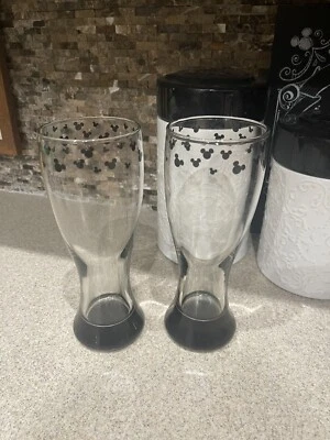 Par de vasos de cerveza Pilsner con orejas de Mickey Mouse esmeriladas grabados de Disney negros nuevos con etiquetas Foto 1 de 3