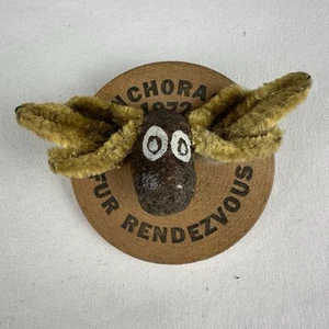Prendedor pepita de alce Rondy Rendezvous vintage raro 1972 Anchorage Alaska piel - Imagen 1 de 2