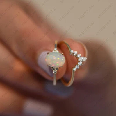 Anillo de oro amarillo de 14 k con corona de diamantes y ópalo etíope natural delicado Foto 1 de 3