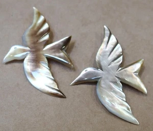 BEAUTIFUL PAIR OF VINTAGE MOP MOTHER OF PEARL CARVED BIRD BROOCHES PINS - Picture 1 of 2