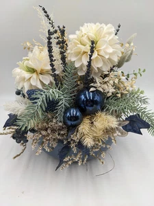 Weihnachtsgesteck Kugel Blüte Zapfen blau - Bild 1 von 5