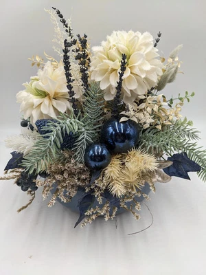 Weihnachtsgesteck Kugel Blüte Zapfen blau - Bild 1 von 4