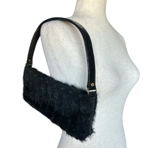 Cartera sin asas Kate Spade de piel negra con correa de cuero y forro estampado - Imagen 1 de 15