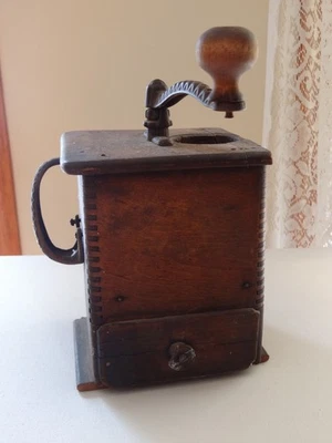 Molinillo de café de madera antiguo vintage manivela mango de metal ornamentado + exhibición Foto 1 de 4