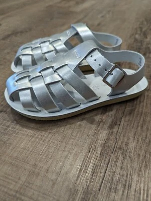 Sandalia Sun San Surfer de agua salada para niñas punta cerrada plateada talla 10 Foto 1 de 4