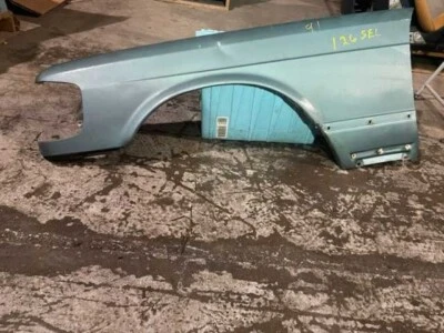 MERCEDESBENZ W126 300SE380SEL380SD560SEL 1268811301 GUARDABARROS DELANTERO CONDUCTOR VERDE Foto 1 de 4