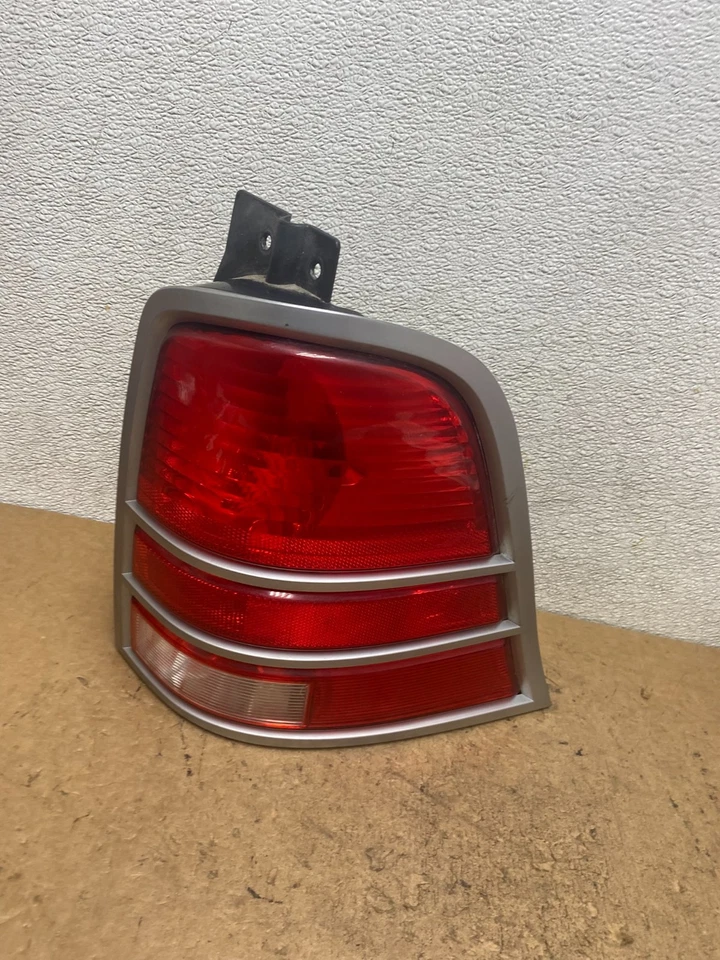 Оригинальный правосторонний задний фонарь для Mercury Monterey 2004–2007 годов выпуска под правую руку T1120 DW - Изображение 1 из 4