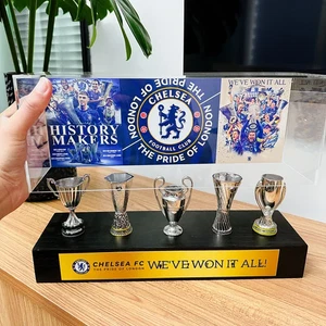 Chelsea FC UEFA Grand Slam Trophy 5 piezas trofeo de metal con vitrina nuevo - Imagen 1 de 2