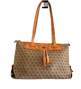 Bolso de Mano Dooney & Bourke Grande Marrón Borla Monograma Diamante Logo Lona - Imagen 1 de 9