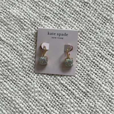 NUEVO CON ETIQUETAS Pendientes Kate Spade New York Mini Cuadrados Huggies Brillo Ópalo Foto 1 de 2