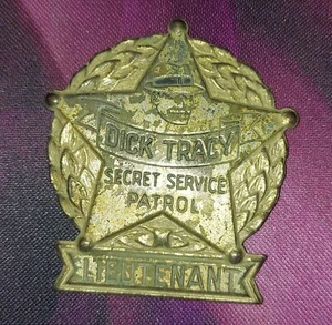 DICK TRACY 1938 LIEATENANT VERSILBERTES MESSING GEHEIMDIENST PATROUILLE PIN KAPUTT ABZEICHEN - Bild 1 von 3