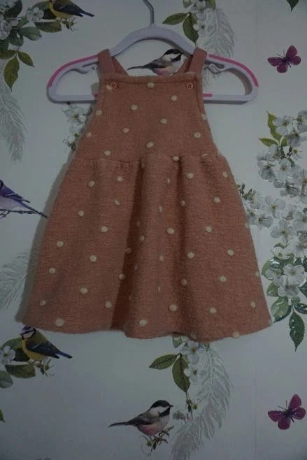 Vestido rosa con manchas blancas por delante Foto 1 de 1