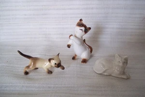 KONVOLUT 3 MINIATUR KATZEN / KÄTZCHEN FIGUREN - Bild 1 von 2