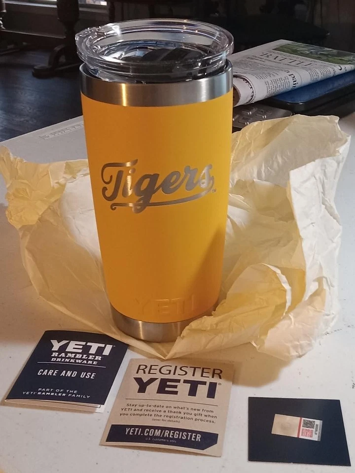 2025 LSU FOOTBALL YETI TUMBLER TIGER STADIUM EXCLUSIVO NOVO COM TODAS AS ETIQUETAS 🏈 🐯 - Imagem 1 de 1