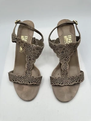 Sandalias SALVATORE FERRAGAMO Corte Láser Correa en el Tobillo Tacón Macadamia Mujer Talla 9.5B Foto 1 de 4