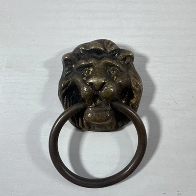 Tirador de cajón cabeza de león pequeño de latón vintage Foto 1 de 4