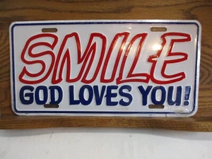 SMILE Gott liebt dich Metall Nummernschild Vintage NOS Neuheit Etikett Christian Auto - Bild 1 von 6