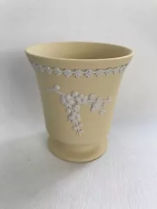 Wedgwood Jasperware Yellow Primrose Pattern trumpet vase 10cm tall - Picture 1 of 7