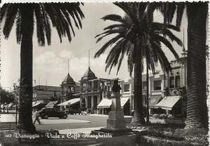 CARTOLINA VIAGGIATA_ANNI '50 _VIAREGGIO - VIALE E CAFFE' MARGHERITA_AUTOMOBILI - Picture 1 of 1