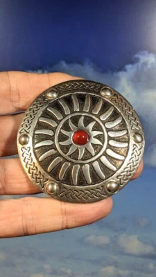 Peltre vintage San Justino, nudo celta con broche cabujón 67 mm, en caja. Foto 1 de 4