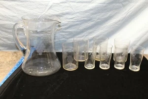 LOTE VINTAGE DE JARRA Y VASOS DE UVAS GRABADOS DE VIDRIO TRANSPARENTE 2D2 - Imagen 1 de 7