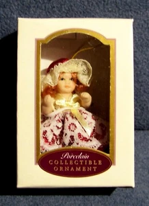 Puppenfigur - Sammlerstück Porzellan Ornament - DG Creations - rot - Neu in OVP - Bild 1 von 3