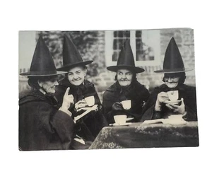 Foto postal vintage de Halloween de Hutton Getty Four Witches Tomando fiesta del té 2000 - Imagen 1 de 7