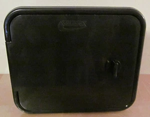Conjunto de puerta de compartimento de manguera de alcantarillado Valterra RV negro cerradura de pulgar - Imagen 1 de 3