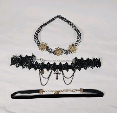 Gargantillas Negras Collares Cortos Lote de 3 Cadenas Punk Góticas Bohemias Encaje Cruzado Emo  Foto 1 de 4