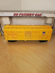 AHM Trains Union Pacific 40' Stock Car Kadee Couplers - Picture 1 of 12