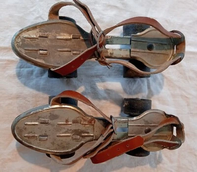 Anciens patins à roulettes en métal junior réglable vintage - Photo 1/4