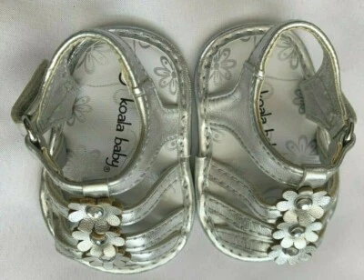 Sandálias sapatos Silvertone Koala bebê flor strass tamanho 1  - Imagem 1 de 2