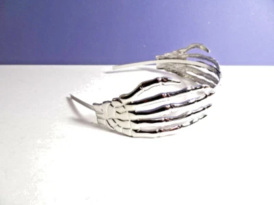 Mujer Tono Plateado Metal ESQUELETO MANOS DIADEMA Dedos Huesos Halloween Accesorio Foto 1 de 4