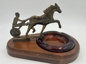CORNWALL PRODUCTOS DE MADERA HIERRO FUNDIDO METAL CABALLO DE CARRERAS Y JOCKEY CARRO MALHUMORADO CENICERO DE COLECCIÓN - Imagen 1 de 13