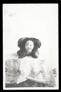 Acrobat # 1 Mädchen Kopf zwischen den Beinen Zirkus China 1920er Jahre - Bild 1 von 1