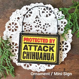 Protected By Attack CHIHUAHUA * Ornament / Mini Schild Türhänger alle Hunderassen  - Bild 1 von 3
