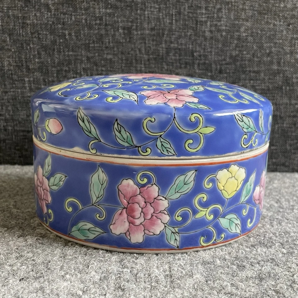 Uma caixa de cor rosa no estilo da década de 1930 na China - Imagem 1 de 4