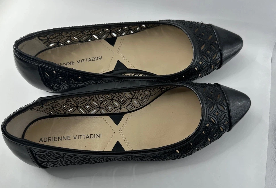 Adrienne Vittadini | Para mujer Cortes de encaje Puntera Plana Talla 7,5 | Color Negro Foto 1 de 4