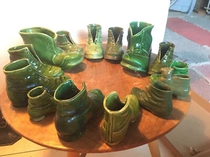 Sammlung viktorianischer und edwardianischer Majolika grüner Stiefel Ornamente - Bild 1 von 11
