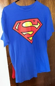 Camiseta Para Hombre Talla (LG) Superman con Capa Manga Corta DC Comics Halloween - Imagen 1 de 10