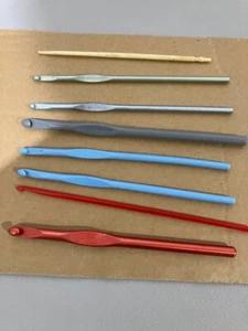 Random Lot of 8 Plastic Metal Crochet Hooks - various sizes-vintage - Picture 1 of 2
