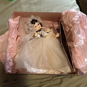 Madame Alexander Bride from the Miniature Showcase Collection - Picture 1 of 6